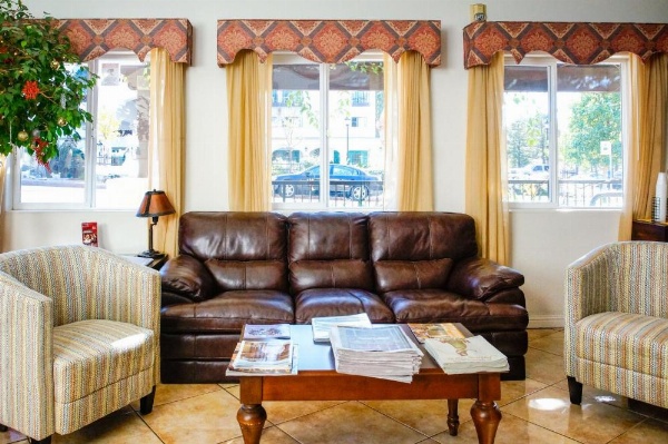 Lamplighter Inn & Suites image 19