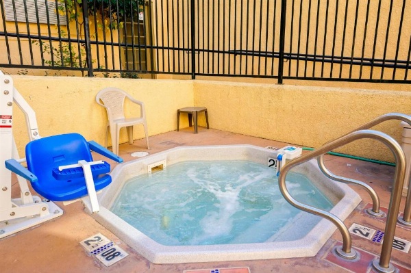 Lamplighter Inn & Suites image 20