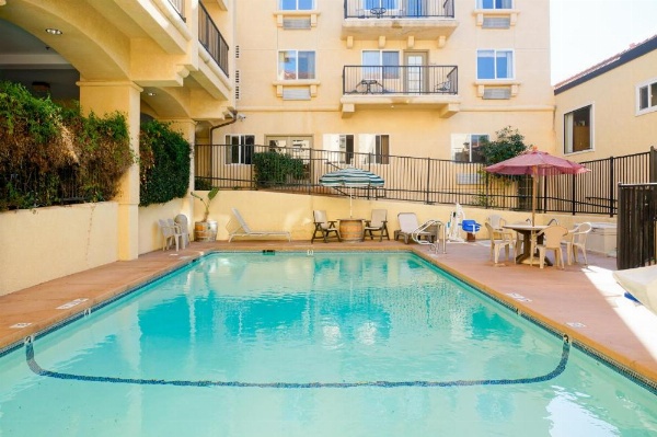 Lamplighter Inn & Suites image 21