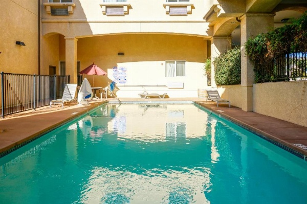 Lamplighter Inn & Suites image 22