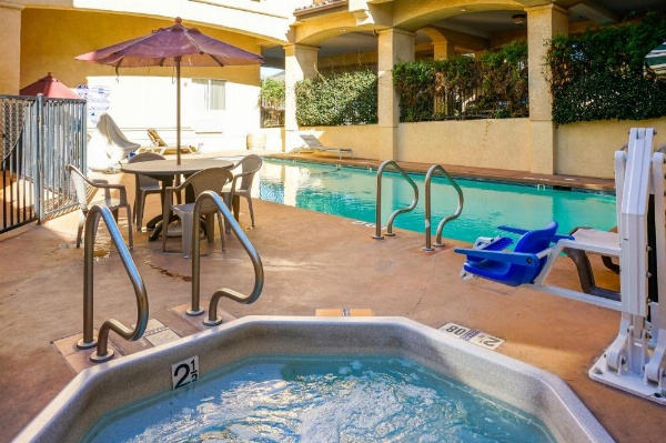 Lamplighter Inn & Suites image 23